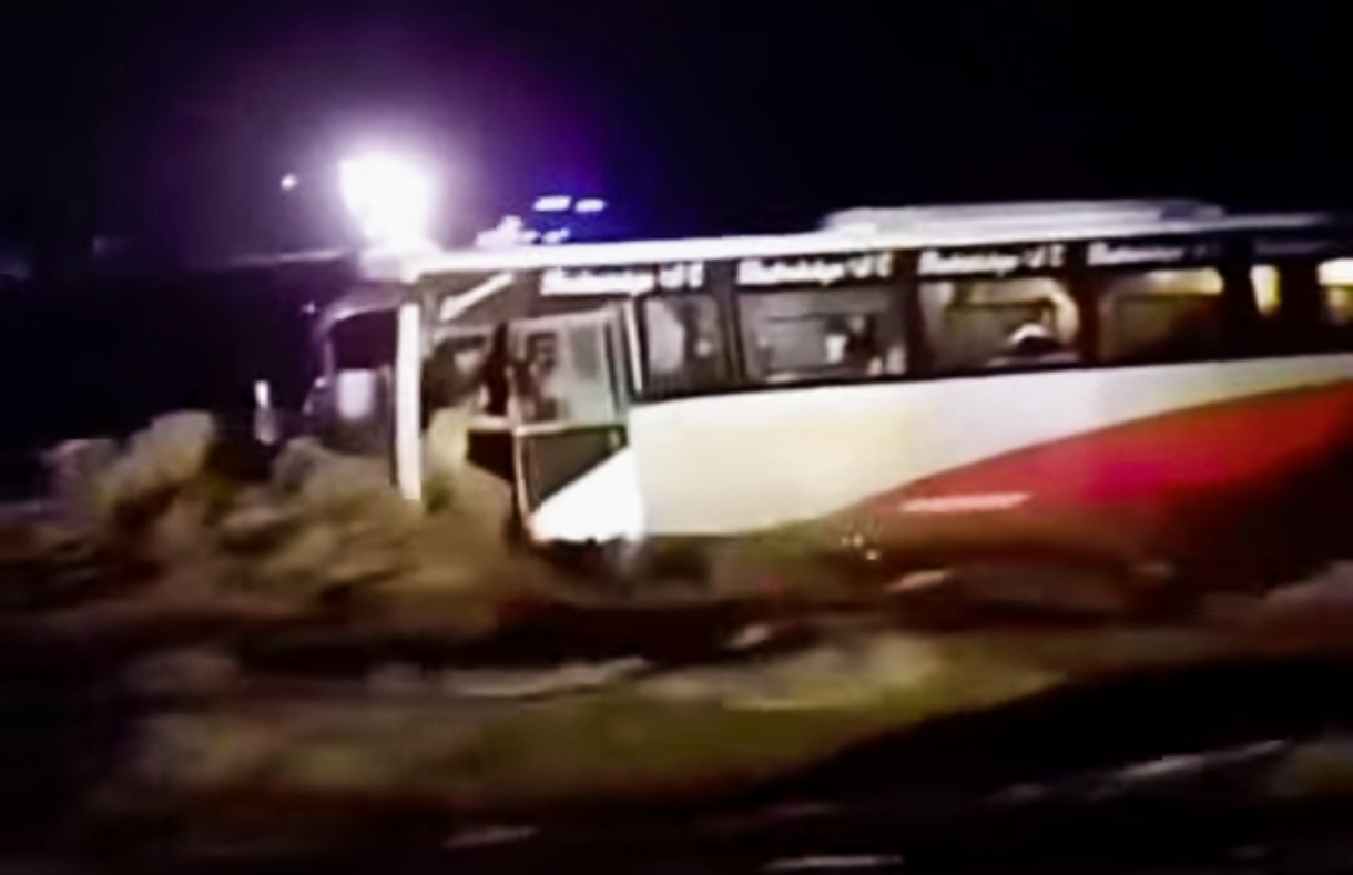 पूर्वी नवलपरासीको दुम्किबासस्थित विनयी खोलाको बाढीले यात्रुबाहक बस बगायो सडक अबरुद्ध,