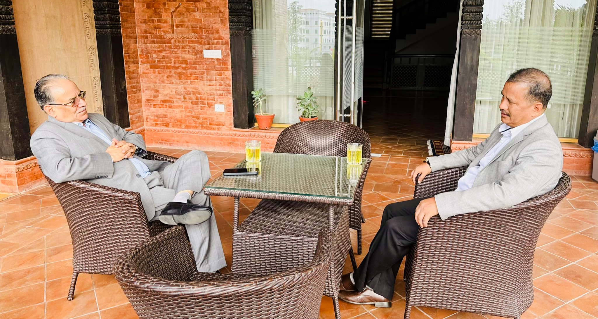 माओवादी केन्द्रका अध्यक्ष पुष्पकमल प्रचण्ड र नेकपाका महासचिव नेत्रविक्रम चन्द विप्लवबीच भेटवार्ता,