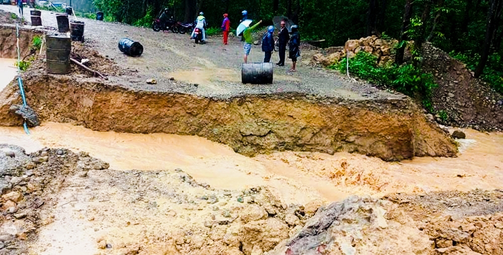 नवलपरासी बर्दघाट सुस्तापूर्वको दुम्कीवास क्षेत्रको वैकल्पिक मार्ग बर्षाको कारणले अवरुद्ध