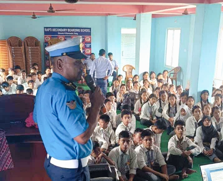 दाङ जिल्ला ट्राफिक प्रमुख बमद्वारा बिद्यार्थीलाई ट्राफिक नियमको पालना दुर्घटना न्युनिकरण प्रशिक्षण,
