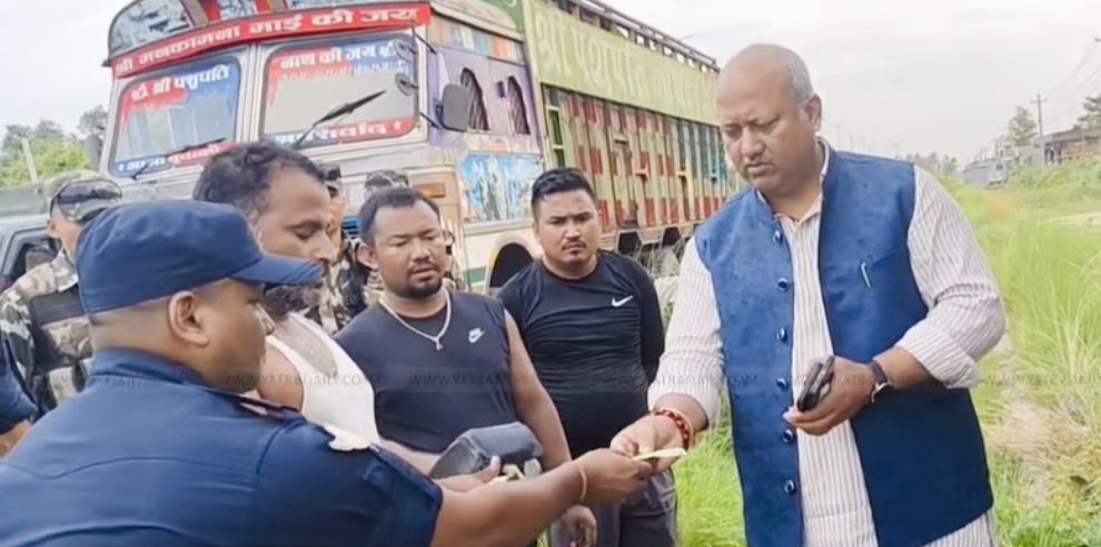 मधेस प्रदेशका मुख्यमन्त्री सिंहको छ्ड्के अवैध रूपमा सवारी कर असुली गर्ने ३ जना रंगेहात पक्राउ,