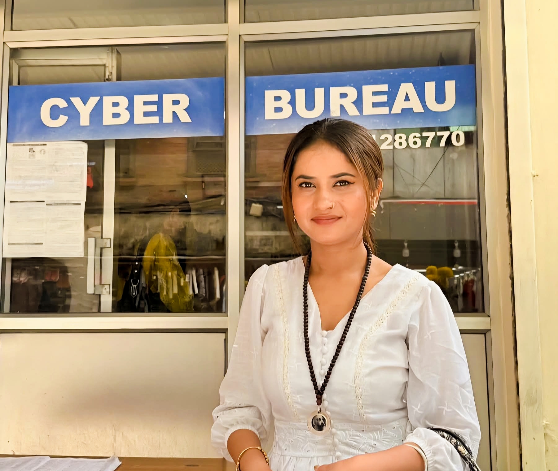 गायिका एलिना चौहानले आफूविरुद्ध अभद्र कमेन्ट,म्यासेज गर्नेहरु विरुद्ध साइबर व्युरोमा उजुरी