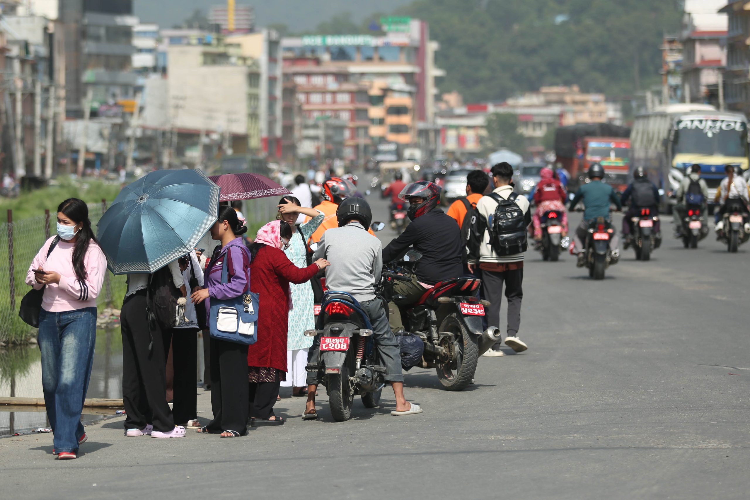 सोमबार यातायात बन्द गराउँदै हिँड्ने १५ बन्दकर्ताहरु पक्राउ