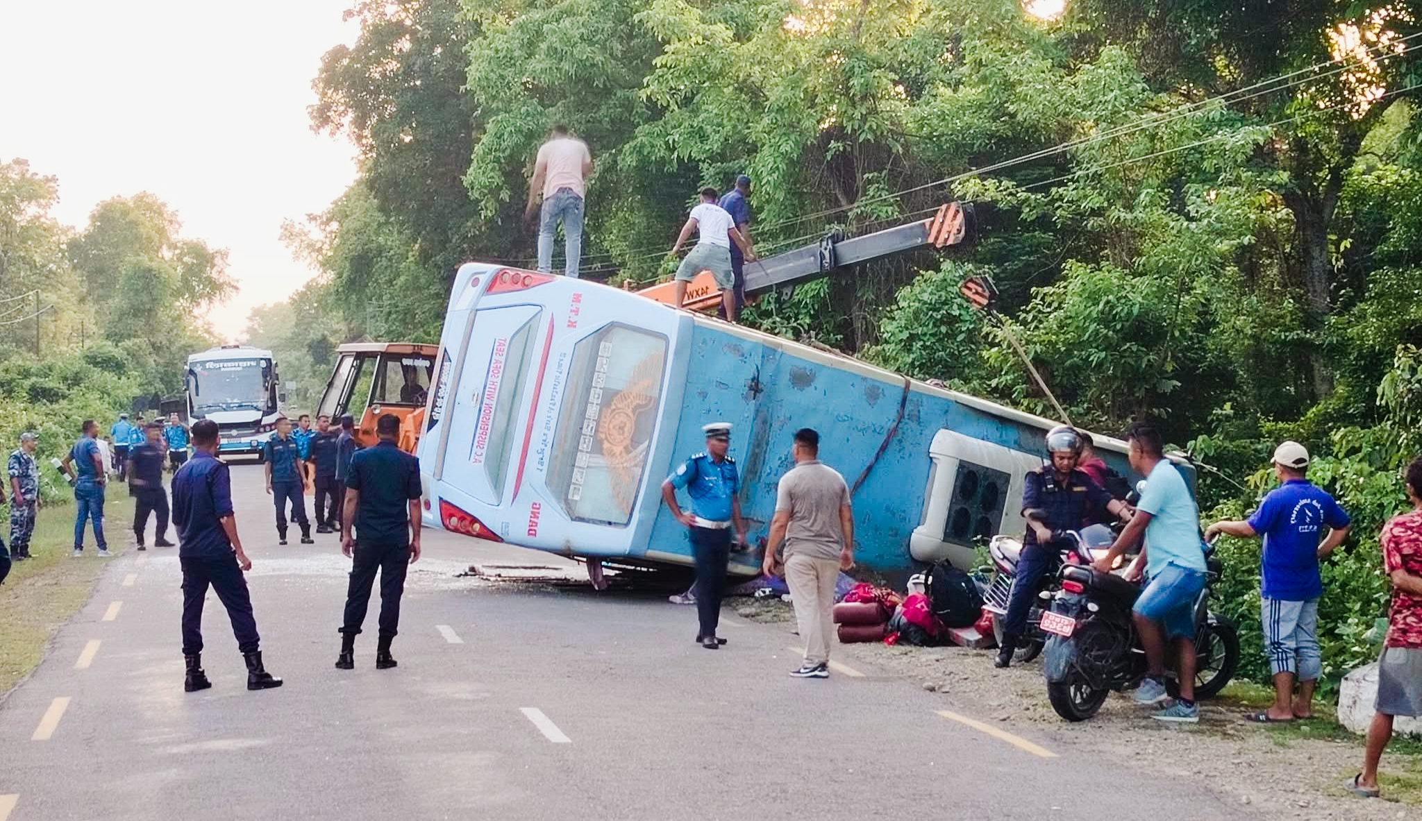काठमाडौंबाट दाङ आउदै गरेको बस कपिलवस्तुमा दुर्घटना २८ जना घाइते