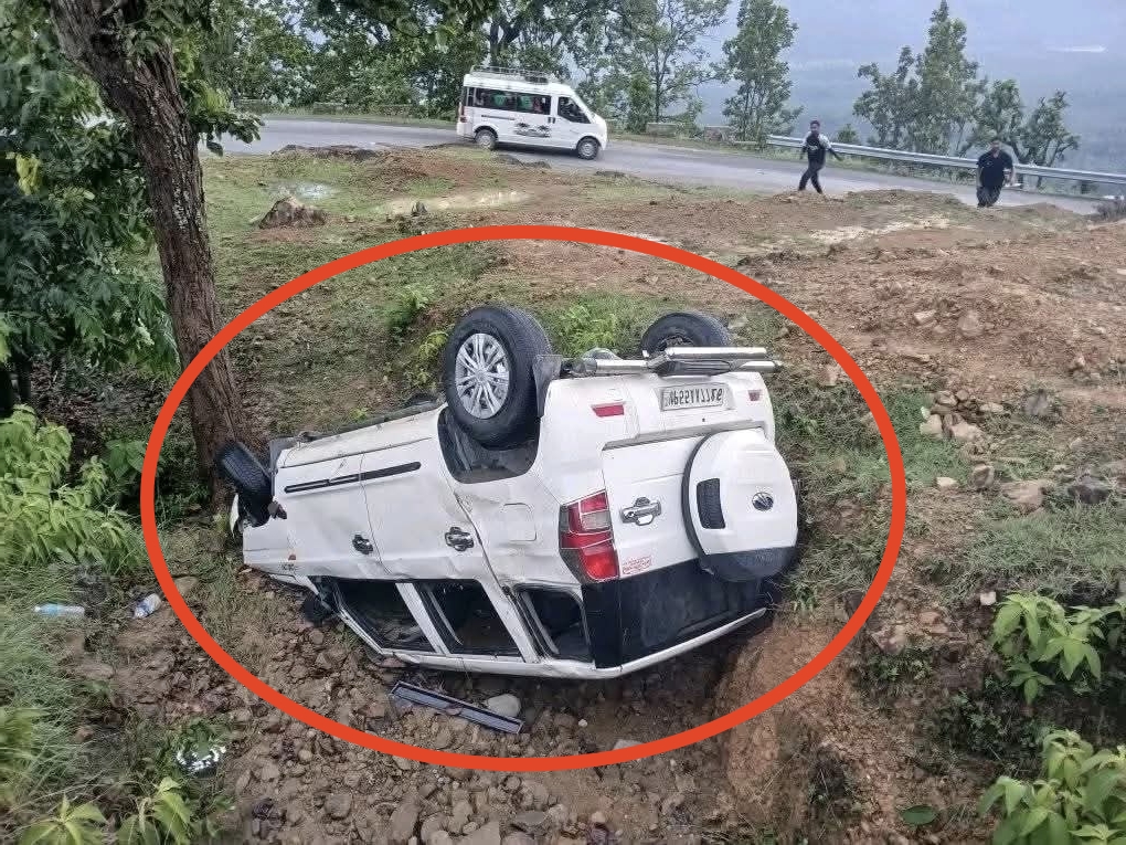 प्युठानको स्वर्गद्वारीबाट फर्कदै गरेको भारतीय स्कार्पियो बड्डाडा ओरालोमा दुर्घटना,