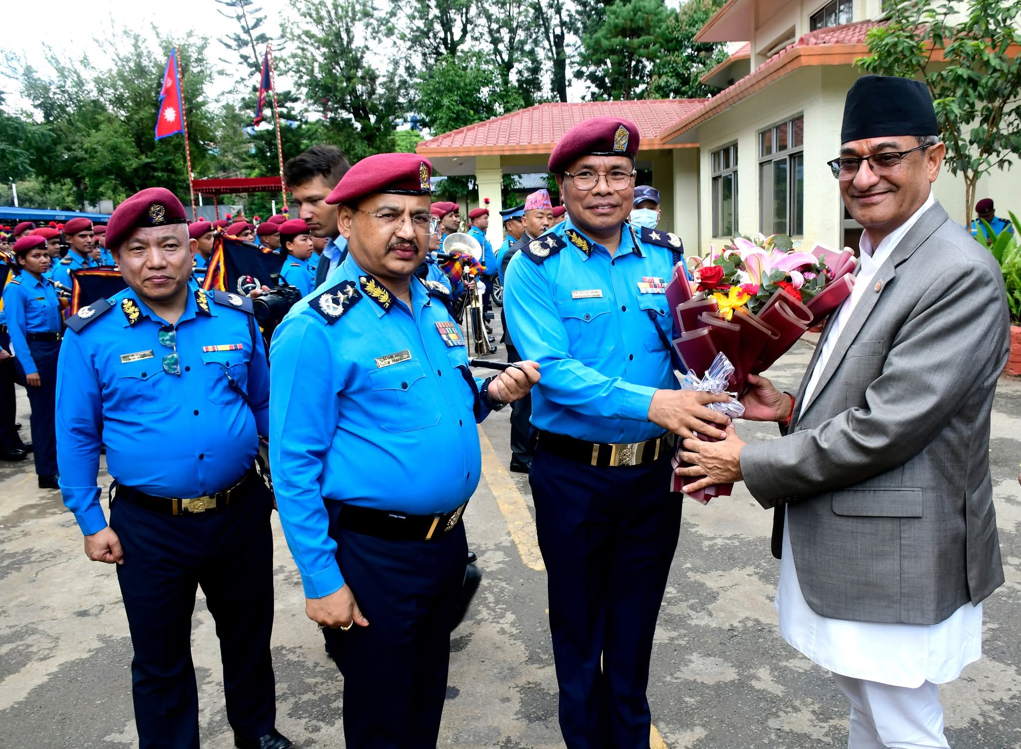 गृहमन्त्री रमेश लेखकद्वारा काठमाडौं उपत्यका प्रहरी कार्यालय रानीपोखरीको निरीक्षण,