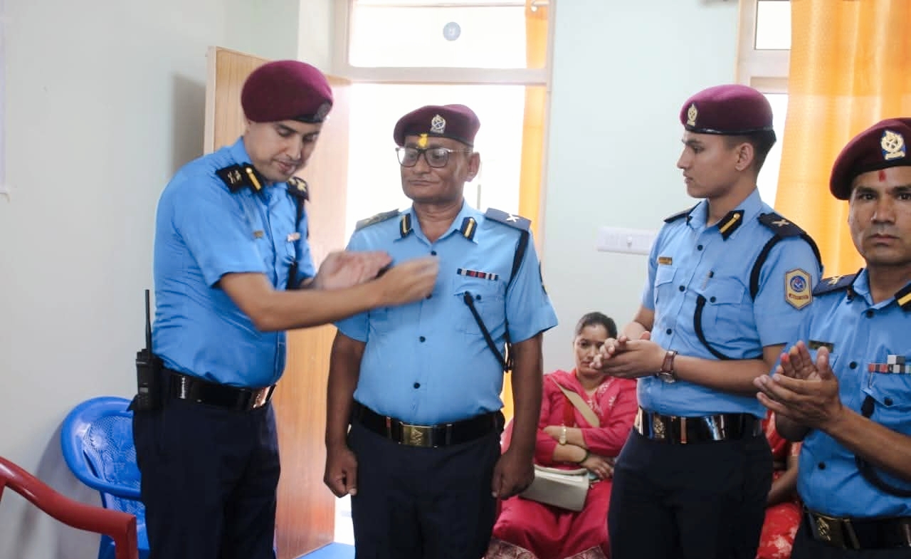 बढुवा भएका प्रहरी निरीक्षक आनसिंह धामीले लगाए दर्ज्यानी चिन्ह सुशोभन