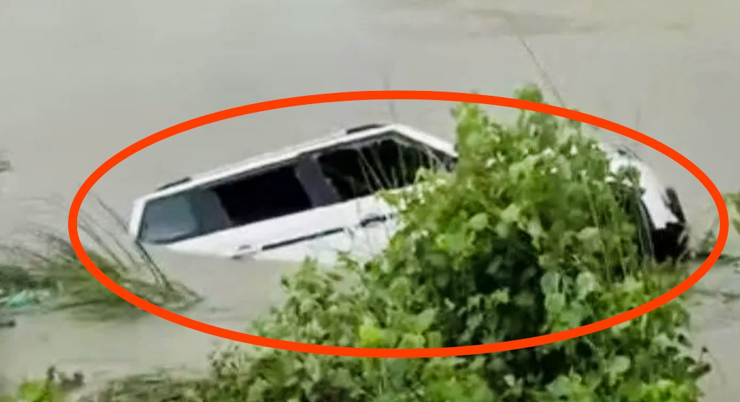 भारतको उत्तर प्रदेशमा कार दुर्घटनामा ११ जनाको मृत्यु भएको छ भने ४ जनाको उद्धार,