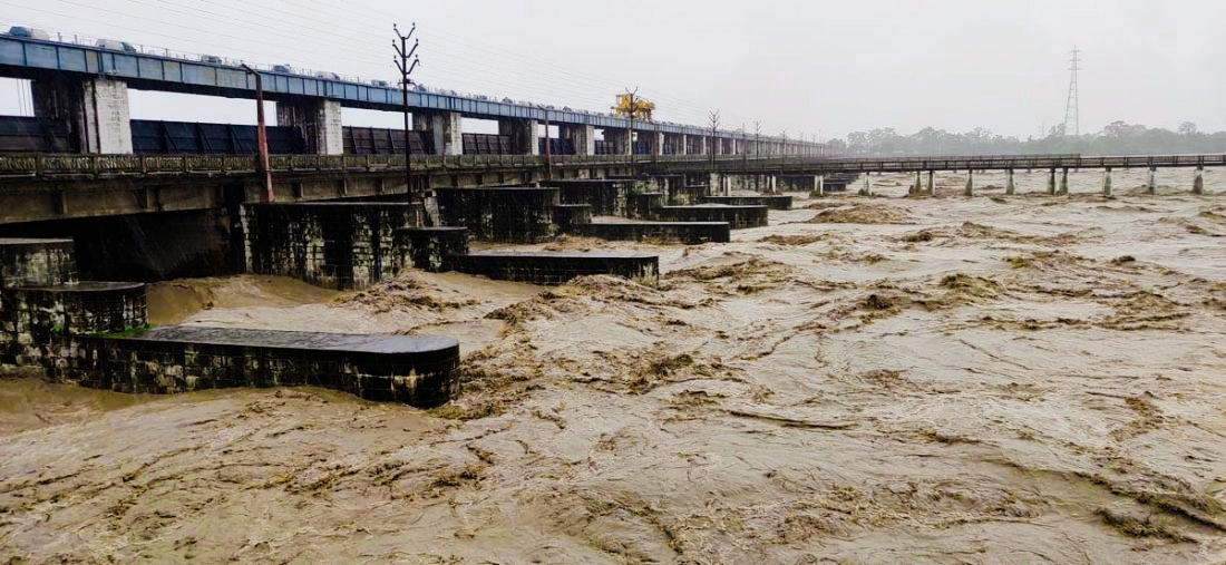 लगातारको वर्षापछि महाकाली नदीमा पानीको सतह बढेपछि चारपाङ्ग्रे सवारीसाधनमा रोक,