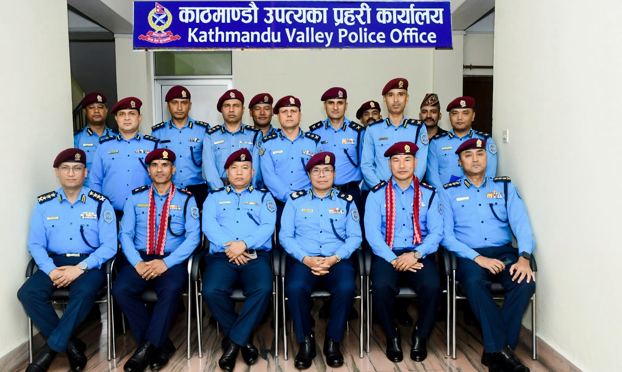 एआईजी टेकबहादुर तामाङद्वारा बढुवा भएका प्रहरी नायव निरीक्षकहरुलाई दर्ज्यानी चिन्ह सुशोभन,