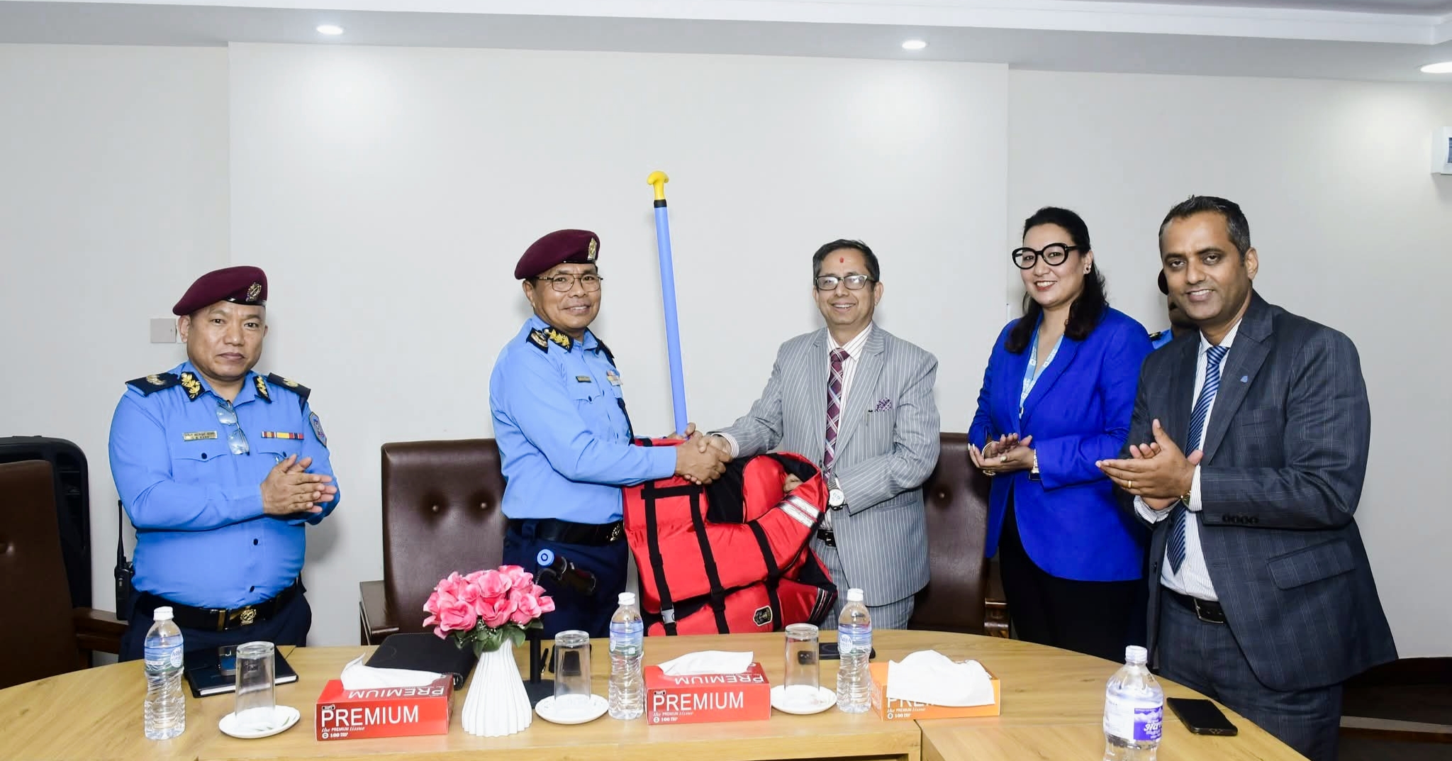 उपत्यका प्रहरीलाई मनसुनजन्य विपद्को तयारी अन्तर्गत उद्धार सामाग्री एआईजी तामाङलाई हस्तान्तरण