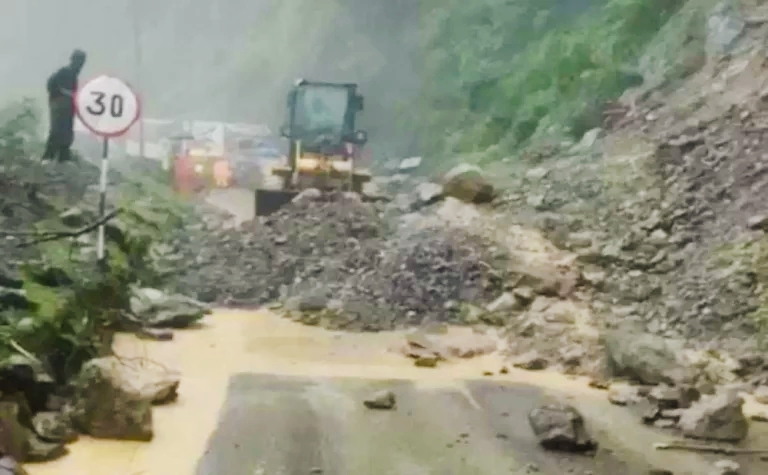 लगातारको बर्षासंगै विभिन्न राजमार्ग अबरुद्ध,