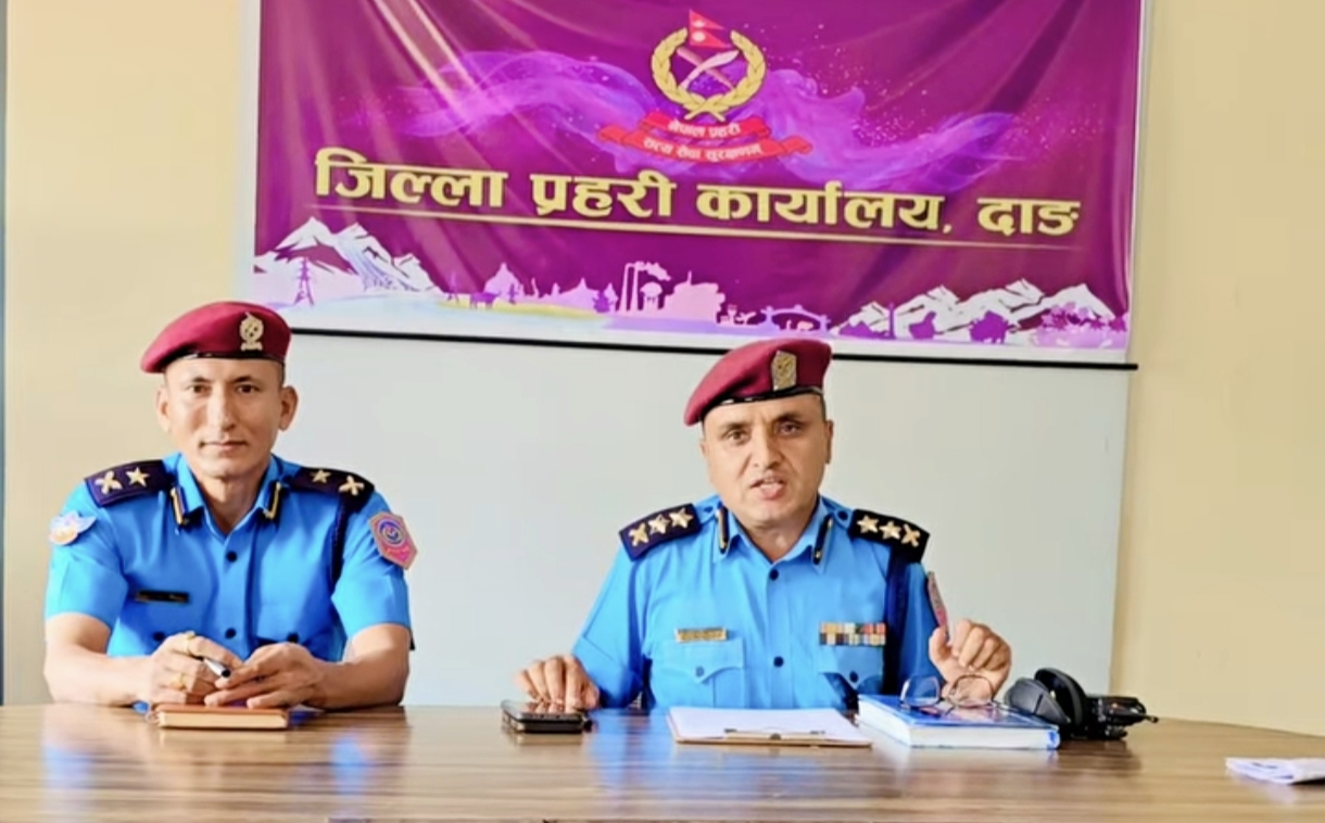 दाङमा प्रहरीको असई हुँ’ भन्दै धम्क्याएर चोरी गर्ने दुई जनालाई दाङ प्रहरीले पक्राउ गर्‍यो,