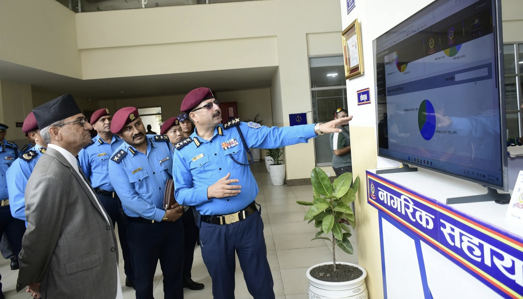 गृहमन्त्री रमेश लेखकद्वारा जिल्ला प्रहरी परिसर काठमाडौंको निरीक्षण एवं निर्देशन,