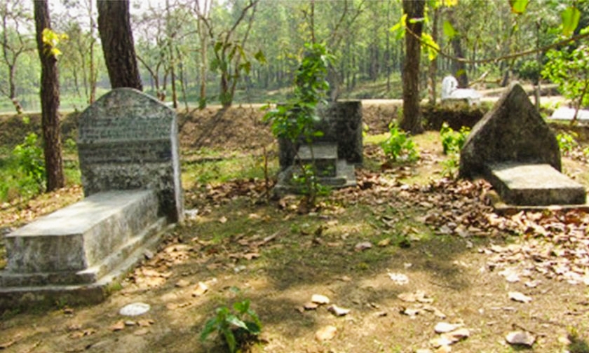 प्रहरीले दुई छोराछोरी मृत भेटिएको घटनामा चिहानबाट शव निकालेर अनुसन्धान गर्दै,