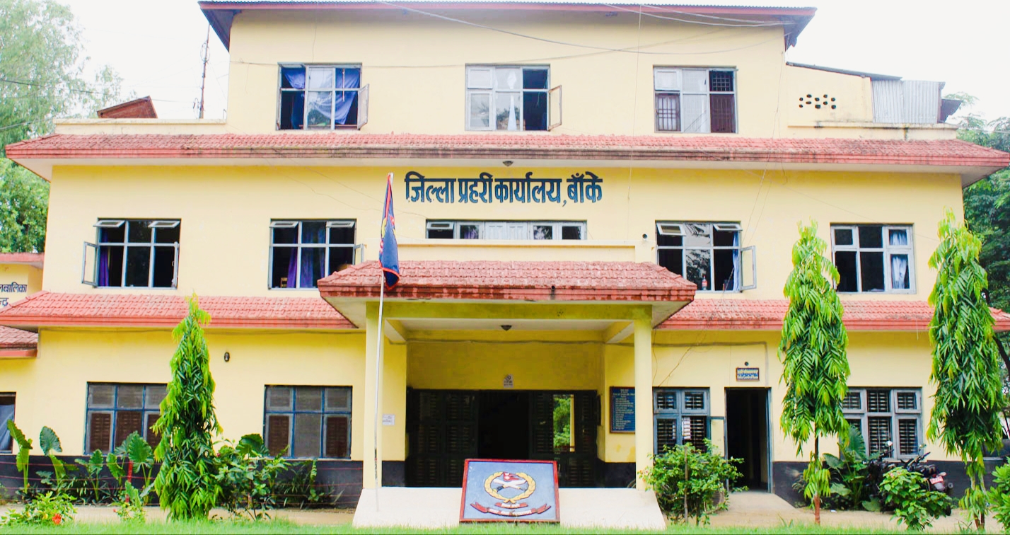 बाँके प्रहरीले लागुऔषध कारोबारीलाई पक्राउ गर्न खोज्दा प्रहरीमाथिनै ढुङ्गामुढा गोली प्रहार ४ पक्राउ,