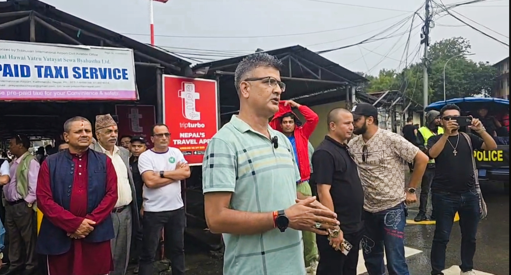 रवि लामिछानेलाई रुपन्देही कारागारबाट सरुवा गरेर काठमाडौं ल्याउदै समर्थहरु भिड एयरपोर्टमा,