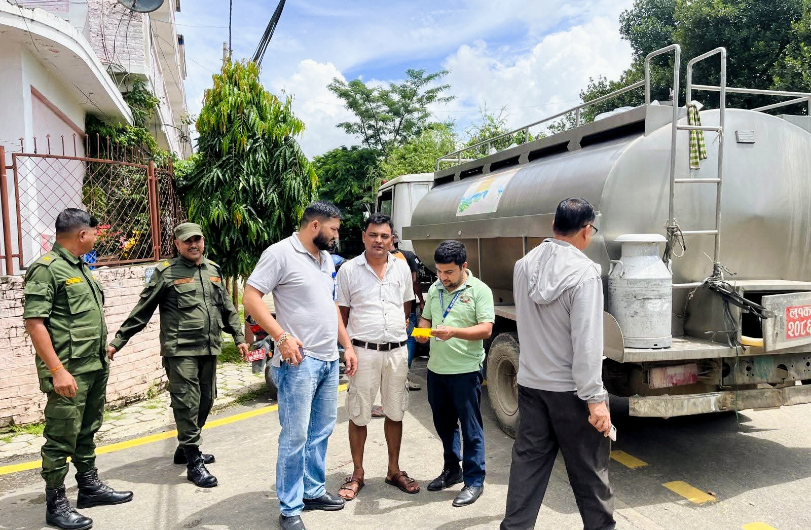 विभिन्न १६ वटा डेरी उद्योगहरुमा अनुगमन गरी पसलहरुबाट दुधको नमुना संकलन गरि गुणस्तर परिक्षण,