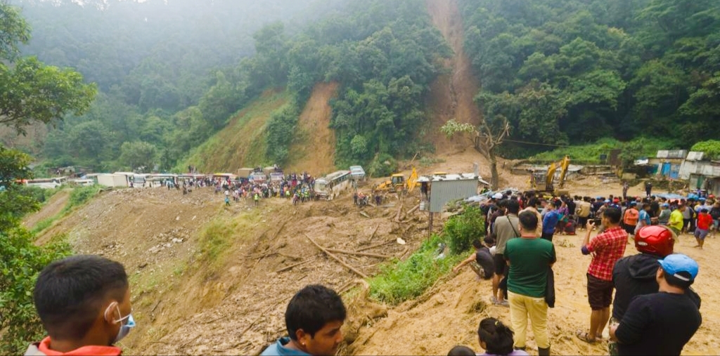 बिरगंज हेटौँडा हुँदै फाखेल सिस्नेरी सडक पहिरोको कारण अबरुद्ध सडक सुचारू,