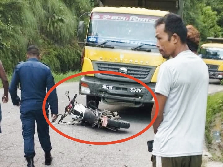 दाङको देउखुरीमा टिप्पर र मोटरसाइकल एक आपसमा ठोक्किदा १ जनाको मृत्यु १ जना घाइते