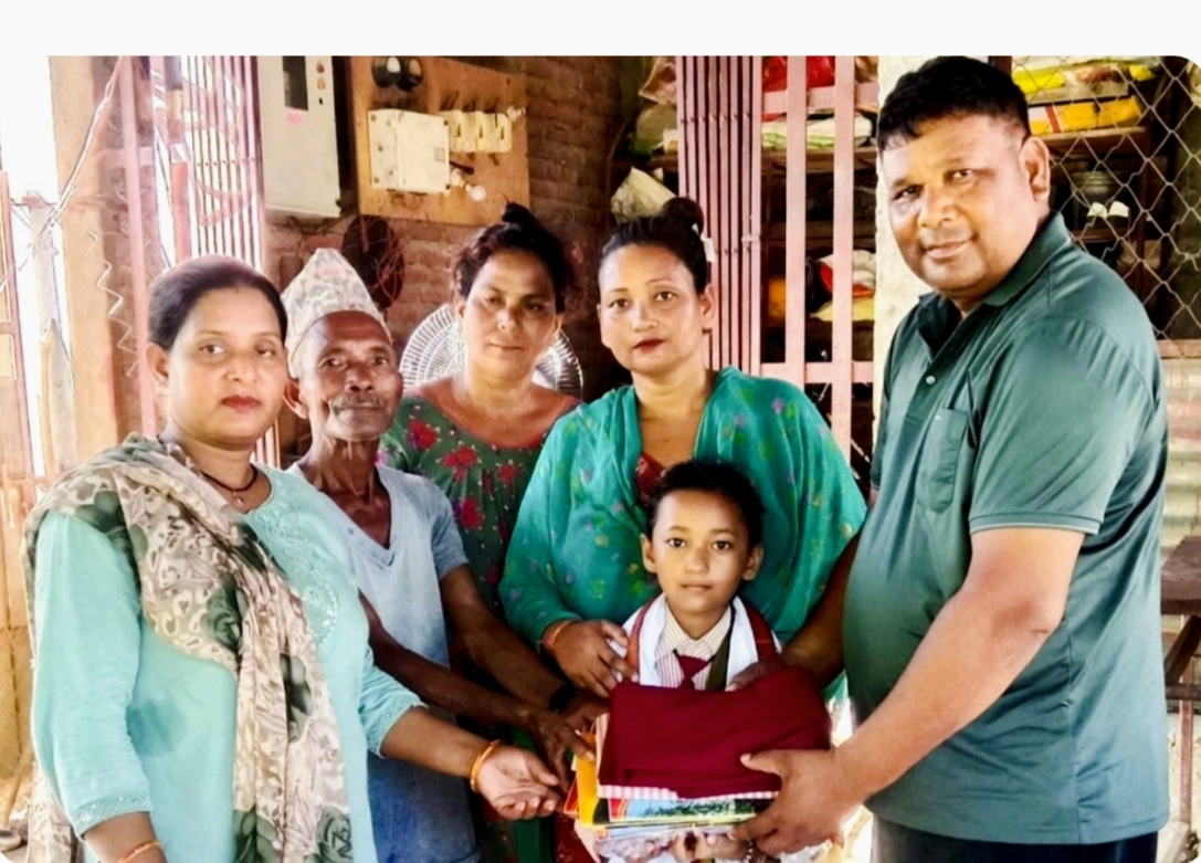 प्रहरी सहाय निरीक्षक कुलबहादुर बिकले भूकम्प पीडित बालिकाहरुलाई शैक्षिक सामग्री प्रदान,