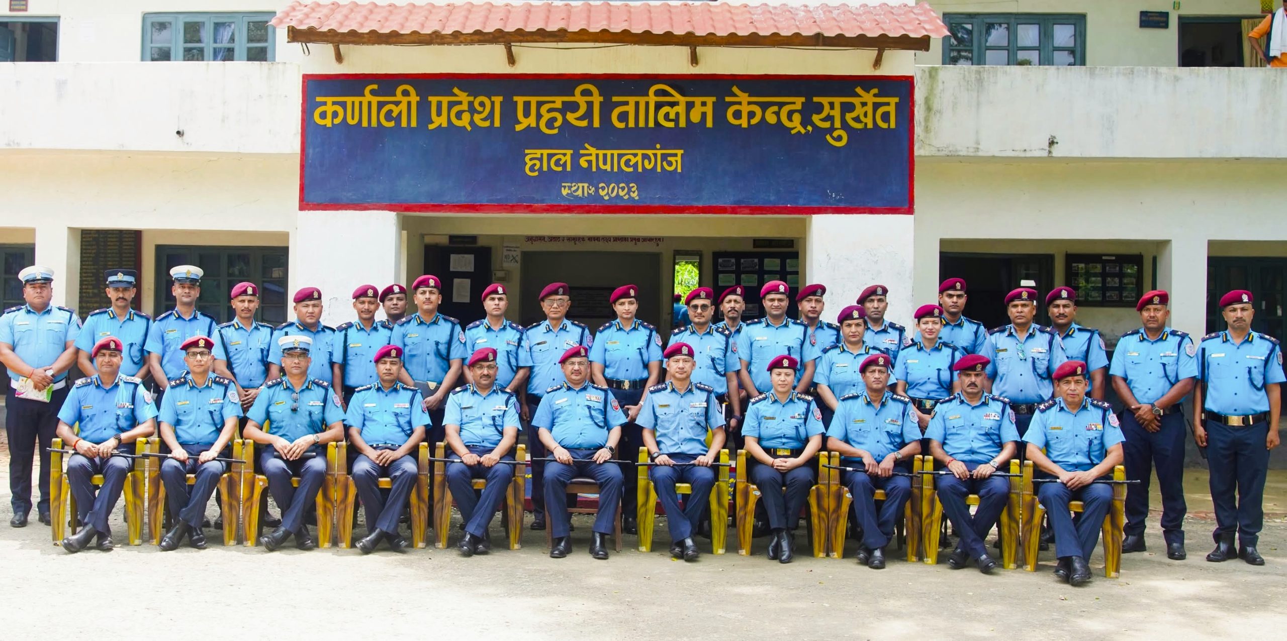 (आइजिपी) दिपक थापाले बाँके पुगेर अपराध नियन्त्रणमा कुनै सम्झाैता नगर्न निर्देशन दिए,