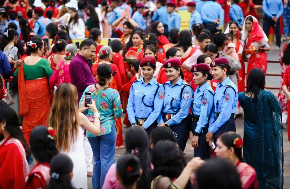 तीज नाचको मिठास छरिँदा जनताको सुरक्षामा खटिएका महिला प्रहरीका लागि त्यो रौनक बन्न सकेन,