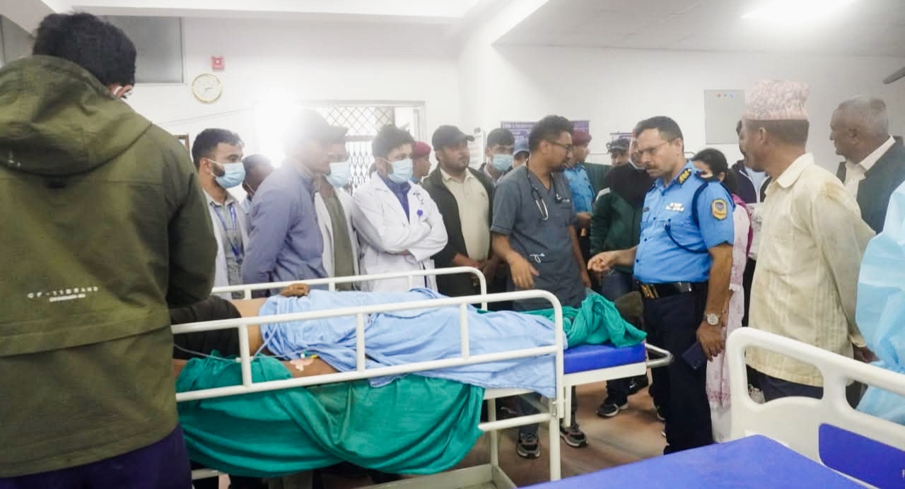 दुर्घटनापछि प्रदेश डिआईजी बिकद्वारा अस्पताल पुगेर घाइतेहरूको अवस्था शीघ्र स्वास्थ्यलाभको कामना,