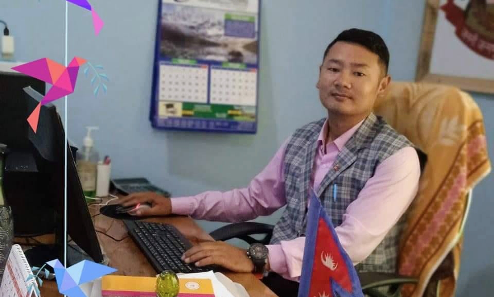 वडाध्यक्ष चन्द्रबहादुर गुरुङ विदेशबाट एक वर्षपछि फर्किएर सम्हाले आफ्नो जिम्मेवारी,