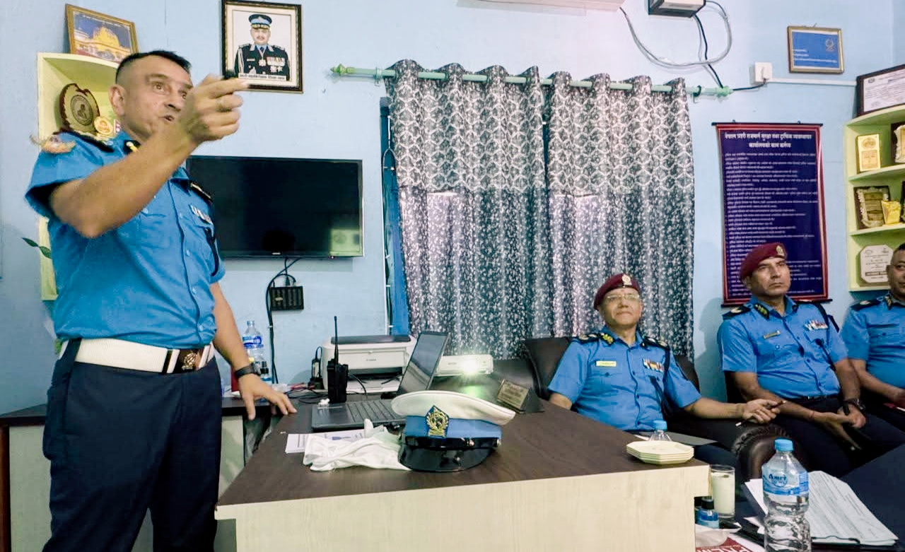 एआईजी केसीद्वारा नेपाल प्रहरी राजमार्ग सुरक्षा तथा ट्राफिक कार्यालय पथलैया बाराको निरीक्षण,