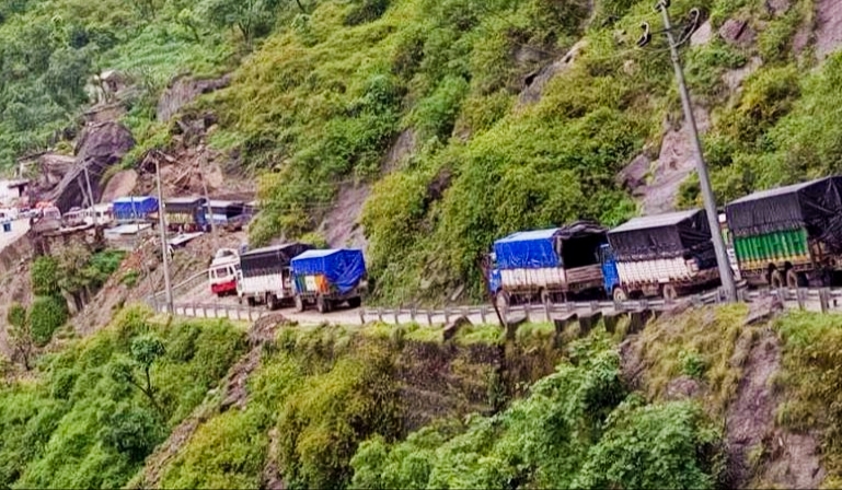 जुम्लाको कालीकोटमा पहिरो खस्दा कर्णाली राजमार्ग बन्द स्याउ बोकेको २३ ट्रक अलपत्रमा