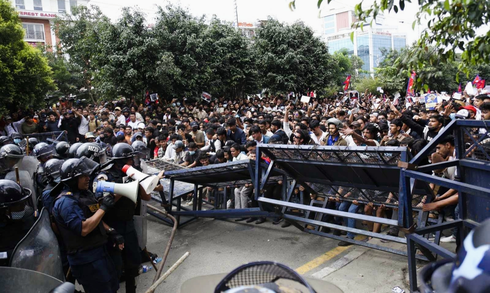 काठमाडौं बानेश्वर निषेधित क्षेत्र तोड्दा जेनजी र प्रहरीबिच घम्साघम्सी,