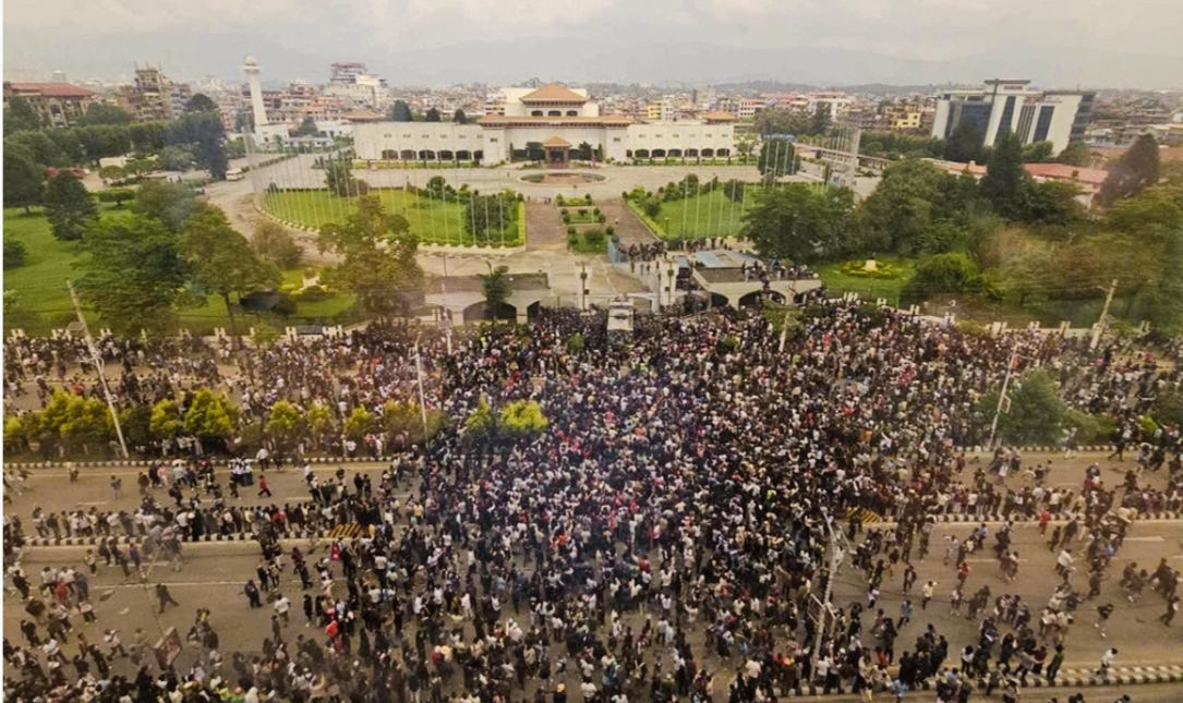 जेनजी प्रदर्शनकारीहरू संसद् भवनभित्रै प्रवेश गरेपछि प्रशासनले कर्फ्यू आदेश प्रहरीले गोली चलायो