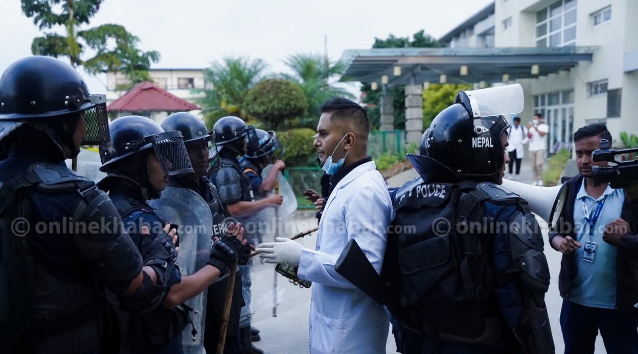 अस्पताल हाताभित्रै प्रहरी पसेर धरपकड स्वास्थ्यकर्मी भन्छन् गोली र अश्रुग्याँस चलायो,