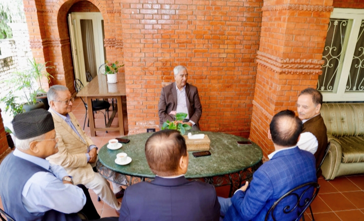 सत्तारुढ दल कांग्रेसले सामाजिक सञ्जाल तत्काल सञ्चालन गर्नुपर्ने निर्णय गर्‍यो,