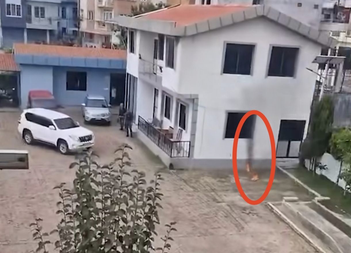 प्रदर्शनकारीहरूले पूर्व प्रधानमन्त्री पुष्पकमल दाहाल प्रचण्डको निवासमा तोडफोड,