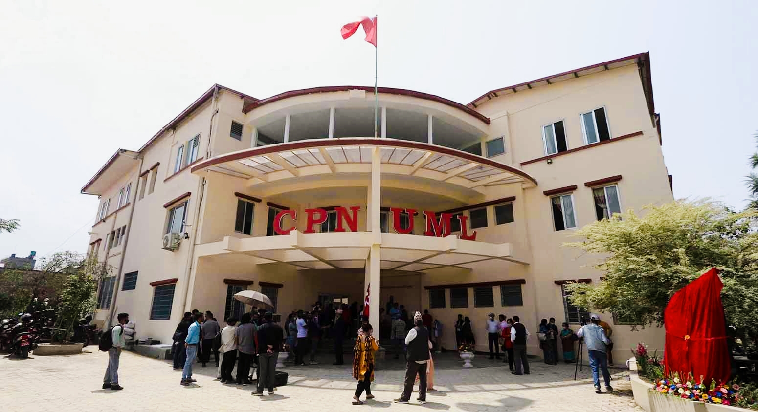 युवाहरूको समूहद्वारा नेकपा एमालेको पार्टी केन्द्रिय कार्यालय तोडफोड