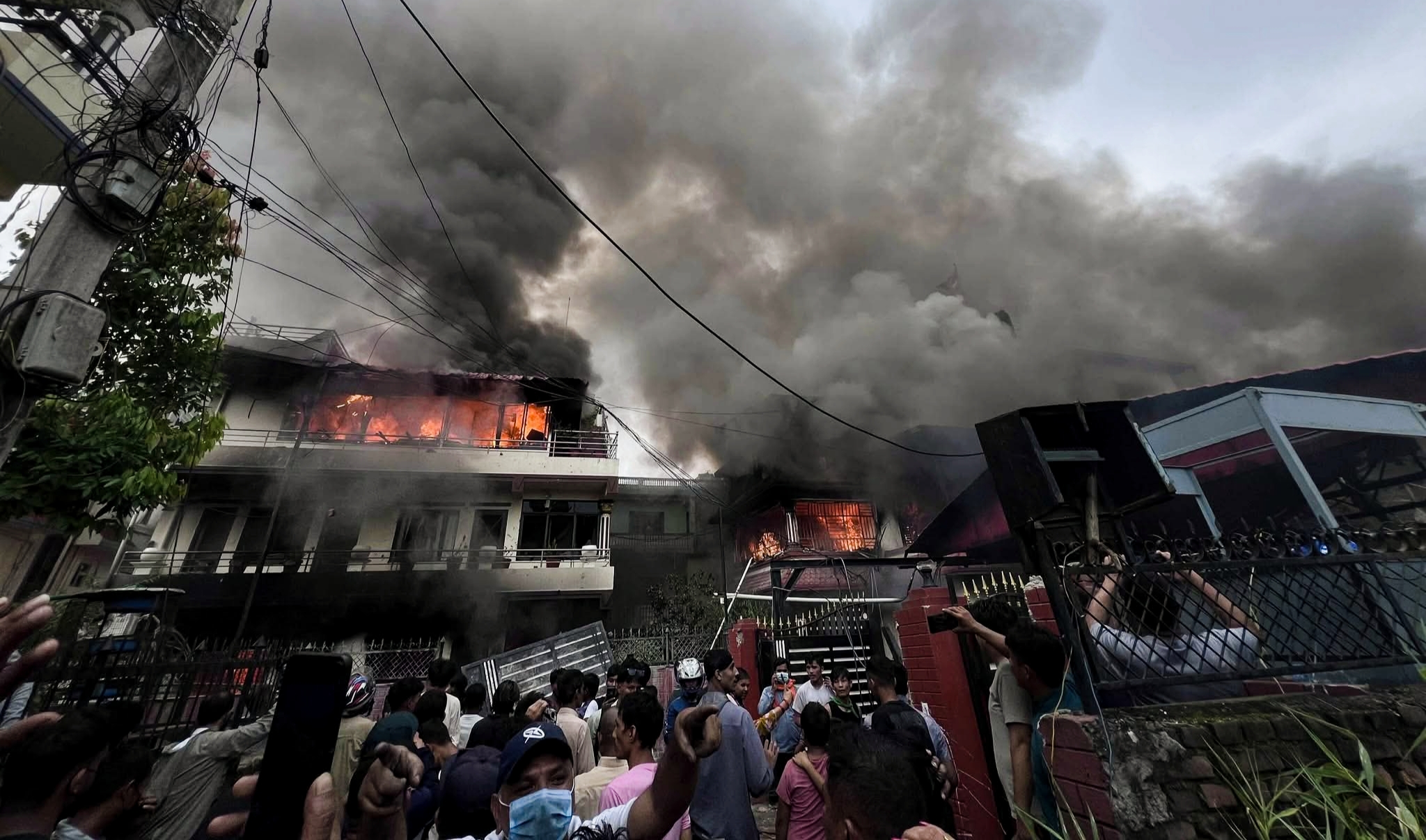 बालकोटस्थित प्रधानमन्त्री केपी शर्मा ओलीको निवासमा आगजनी र तोडफोड,