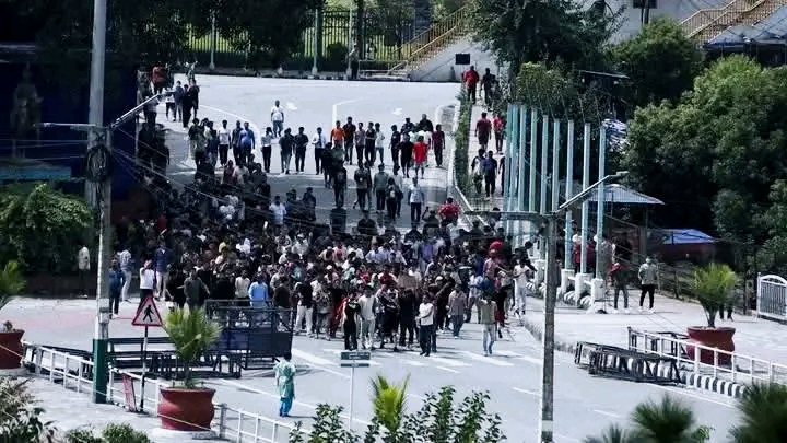 मंगलबार बिहानैदेखि प्रदर्शन गरिरहेका प्रदर्शनकारीहरू सिंहदरबार छिरे