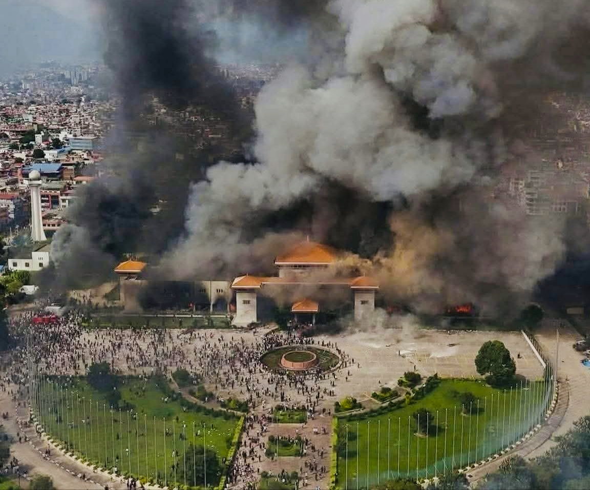 प्रदर्शनकारीहरुको आक्रोशित भिडले बानेश्वरस्थित संसद् भवनमा आगजनी,