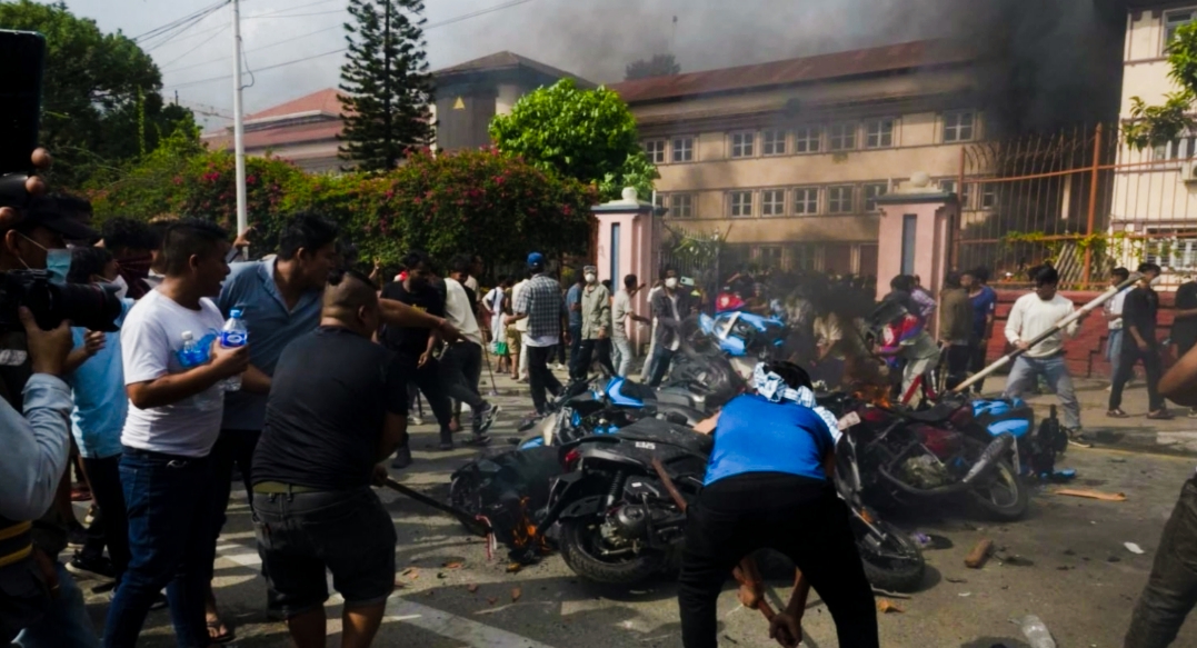 प्रदर्शनकारी युवाहरूले सर्वोच्च अदालतमा तोडफोड र आगजनी गरे