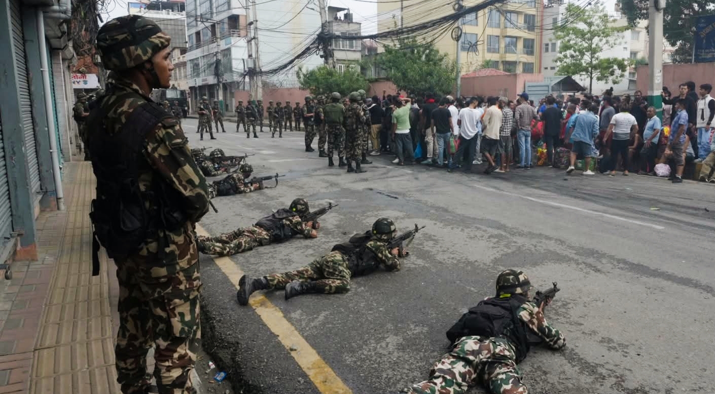 रामेछाप कारागार फोडेर भाग्न खोजेका कैदीलाई रोक्न खोज्दा सेनाले गोली चल्दा २ जनाको मृत्यु,