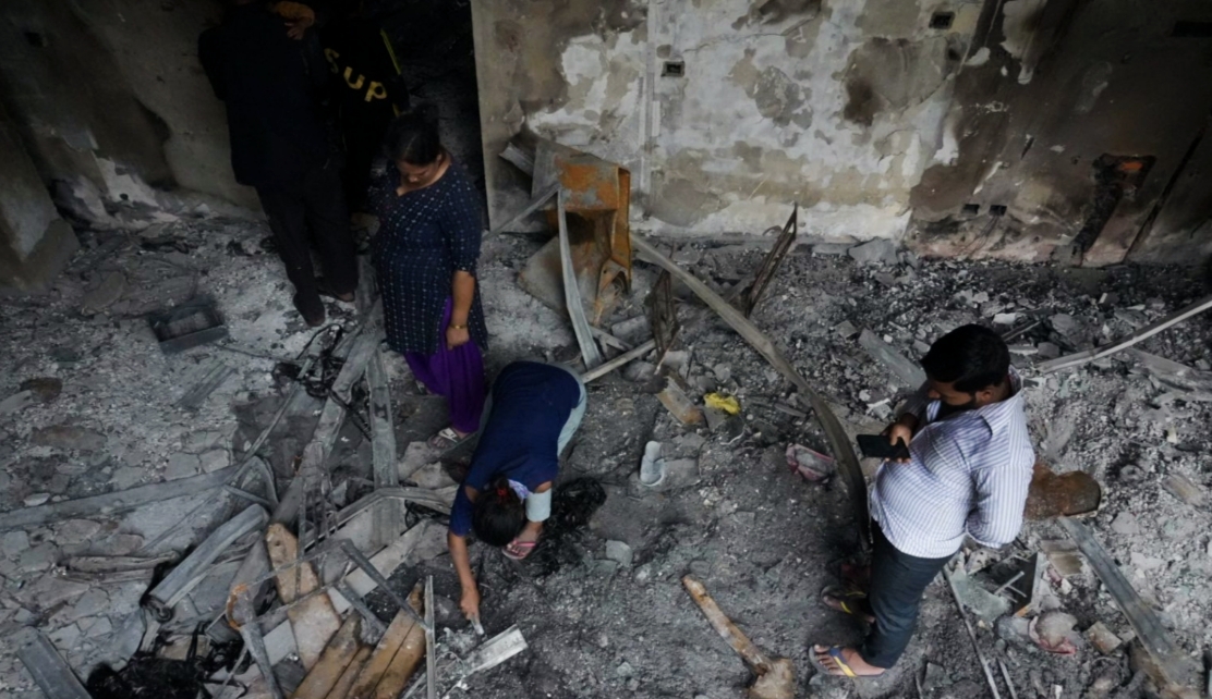 जलाएको बुढानिलकण्डस्थित देउवाको घरमा केही भेटाउने आशासहित सर्वसाधारणले खरानी पन्छाउँदै खोजी