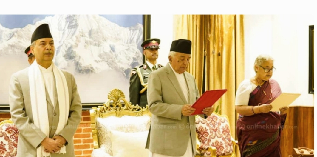 नवनियुक्त प्रधानमन्त्री सुशीला कार्कीले पद तथा गोपनियताको शपथ लिदै ६ महिनाभित्र निर्वाचन गर्ने,