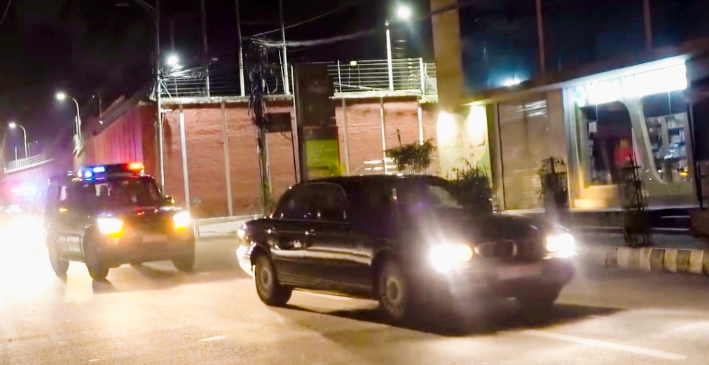 शफथपछी नवनियुक्त प्रधानमन्त्री सुशीला कार्की शीतलनिवासबाट बाहिरिएकी छिन्,