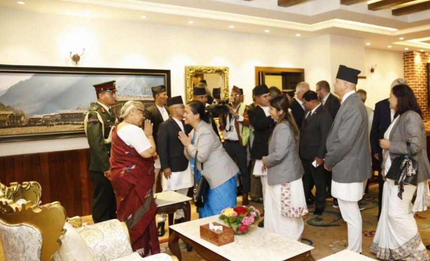 नवनियुक्त प्रधानमन्त्री सुशीला कार्की प्रदर्शनमा घाइते भएकाहरूलाई भेट्न अस्पतालमा,