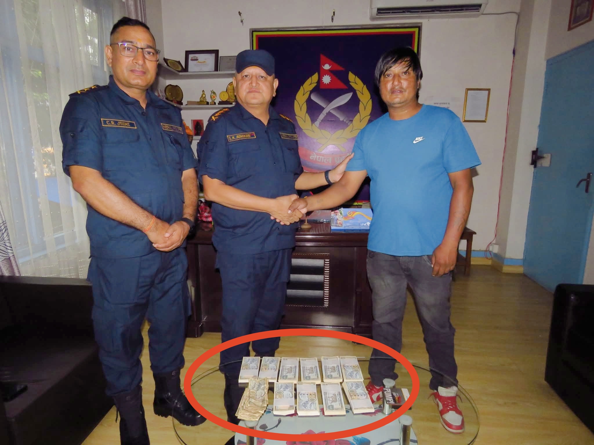 प्रदर्शनको फाइदा उठाउँदै बैंकमा लुटेराहरू रकम लुटे भेटाएको ५ लाख नगद ललितपुर प्रहरीको जिम्मा,