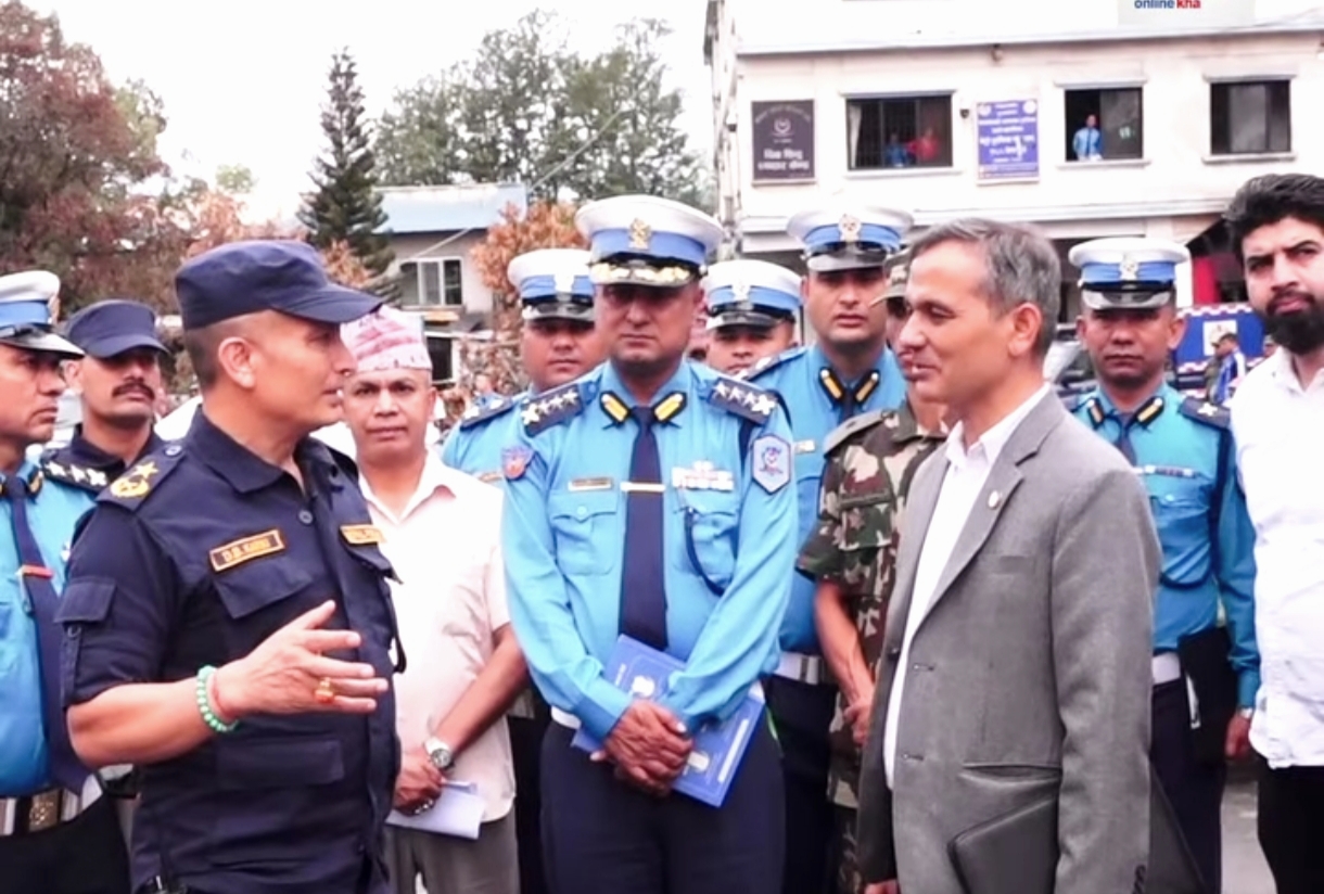 गृहमन्त्री ओमप्रकाश अर्यालले उच्च मनोबलका साथ काममा खटिन ट्राफिक प्रहरीलाई निर्देशन,