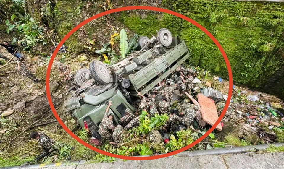 चुरियामाई स्थित पूर्वपश्चिम महेन्द्र राजमार्गमा नेपाली सेनाको ट्रक दुर्घटना हुँदा १६ जना घाइते,