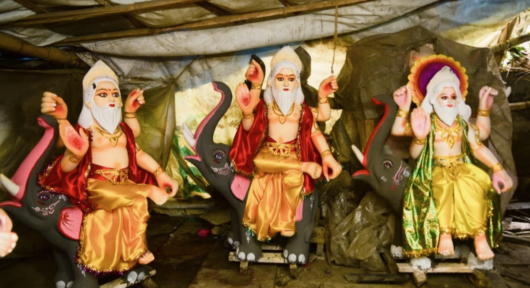 असोज १ गते विश्वकर्मा पूजाका लागि माटोका मूर्ति बनाउने र बेच्ने काम तीव्र रूपमा